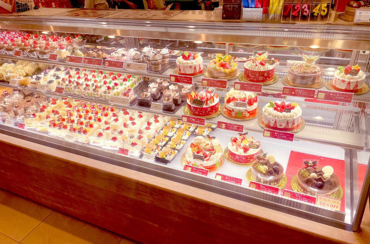 junjun_0124's tweet photo. クリスマスなんかどうでもいいくらい
バタバタで特にチキンもケーキも
予約してなくてさ。忙しいからこそ
寸前に食べたくなってしまって、、

ダメ元でシャトレーゼに電話してみたら
凄く明るい声で「たっくさんケーキありますよ！是非買いに来てくださいー！」って
笑顔が分かるくらいの対応で😭

忙しいはずなのに人の優しさが沁みて
ケーキも食べれる喜びが相まって泣いちゃったよ
ハッピーメリークリスマス🎄🎄🎄