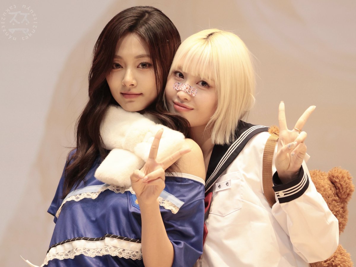 taku21tzuyu's tweet photo. 241214 팬싸 D2

チーム友達

#TZUYU #子瑜 #ツウィ #쯔위
#モモ #모모 #MOMO https://t.co/3BeZngsTfJ
