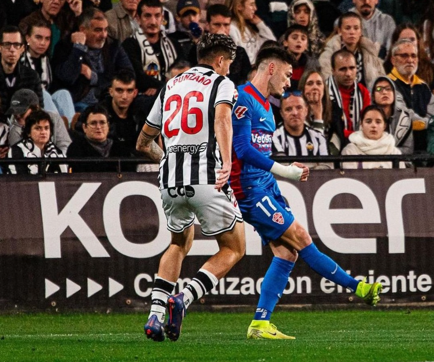 CDCS_Academy's tweet photo. 🔚 El futbolista del @CDCastellon '𝐁', 𝗜́𝗸𝗲𝗿 𝗣𝘂𝗻𝘇𝗮𝗻𝗼, debutó la temporada pasada con el primer equipo. 

Este fin de semana tuvo sus primeros minutos en el #SkyFiCastalia, esta vez en @LaLiga2 👏

¡A seguir trabajando, Íker! ⚪️⚫️

#CanteraAlbinegra
#PPO👂 https://t.co/wbhxd8SRsg