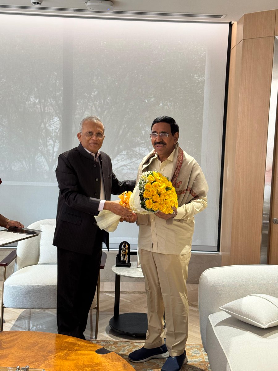 Dr_NarayanaP's tweet photo. ఈరోజు న్యూ ఢిల్లీలో హడ్కో సీఈవో @SANJAYKUL31 గారి తో మరియు @Jindal_SAW చైర్మన్ పీఆర్ జిందాల్ గారి తో భేటీ అవ్వడం జరిగింది
అమరావతికి రుణ సమీకరణ ప్రక్రియ పై సంజయ్ కుల్ శ్రేష్ఠతో చర్చించడం జరిగింది.ఇప్పటికే రాజధాని కోసం 11 వేల కోట్ల రుణం ఇచ్చేందుకు @hudcolimited అంగీకారం తెలిపింది. అనంతరం రాష్ట్రంలో మరిన్ని వేస్ట్ టు ఎనర్జీ ప్లాంట్ల ఏర్పాటుపై పృథ్వీరాజ్ జిందాల్ గారితో చర్చించాను. గత టీడీపీ హయంలోనే జిందాల్ సంస్థ గుంటూరు,విశాఖలో రెండు ప్లాంట్ లు ఏర్పాటు చేసింది.
#HUDCO #Amaravati #WasteToEnergy #AndhraPradesh #jindalsaw