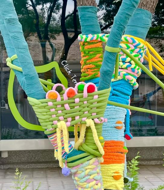 YTheLittleSpoon's tweet image. Thumbs up for these #Dongtai kids! They painted the big trees white and crafted "clothes" for them to help keep the trees warm through the winter! #SocialPractice #HuanghaiForestEco-tourismResort #Children
