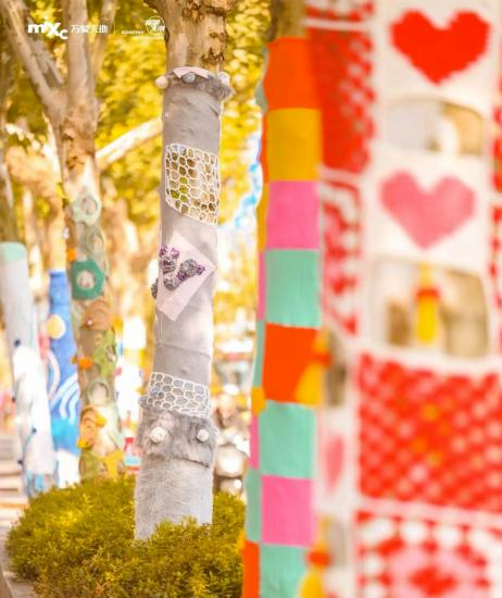 YTheLittleSpoon's tweet image. Thumbs up for these #Dongtai kids! They painted the big trees white and crafted "clothes" for them to help keep the trees warm through the winter! #SocialPractice #HuanghaiForestEco-tourismResort #Children