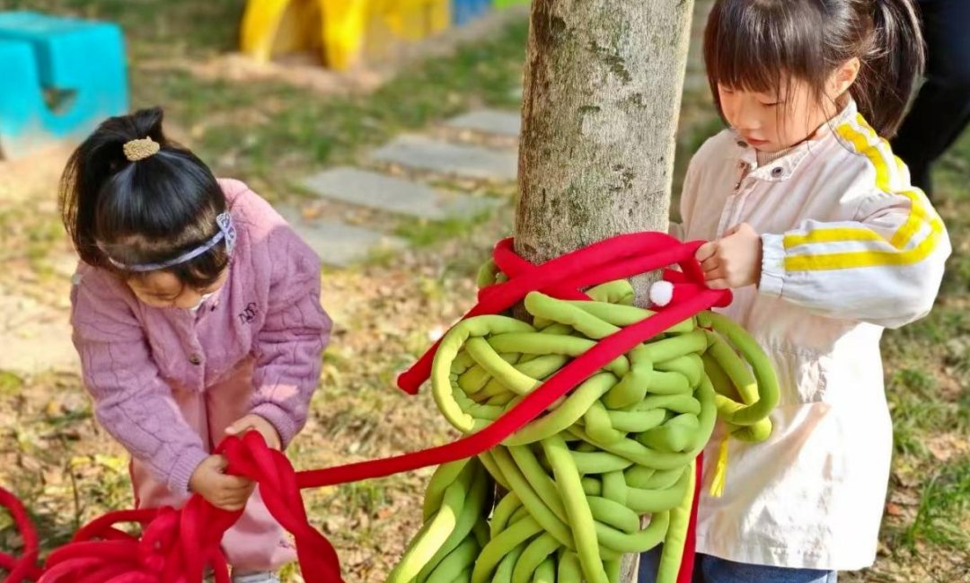 YTheLittleSpoon's tweet image. Thumbs up for these #Dongtai kids! They painted the big trees white and crafted "clothes" for them to help keep the trees warm through the winter! #SocialPractice #HuanghaiForestEco-tourismResort #Children