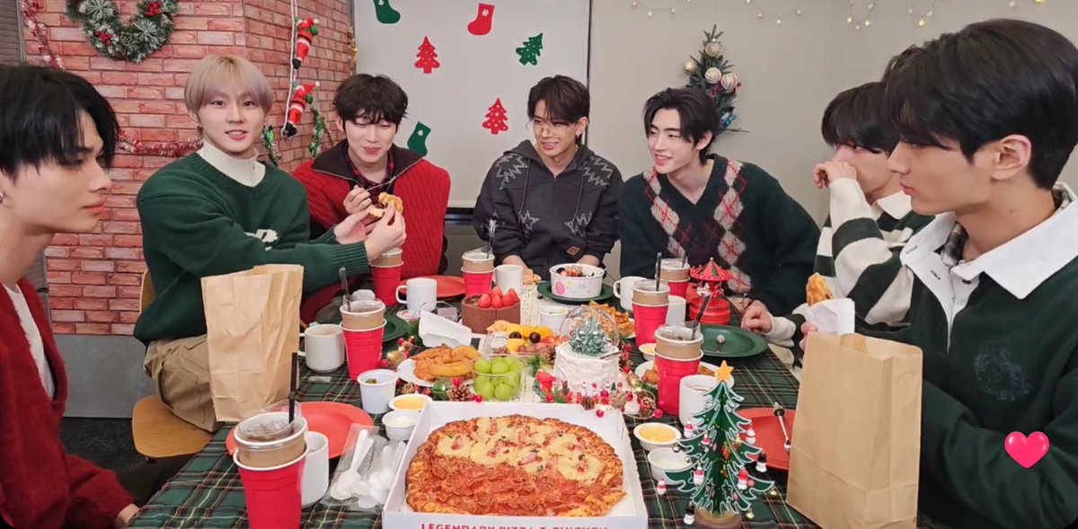 jayseongcorn's tweet photo. this is my 4th christmas with #enhypen, how about you? https://t.co/gm5t7pftAe