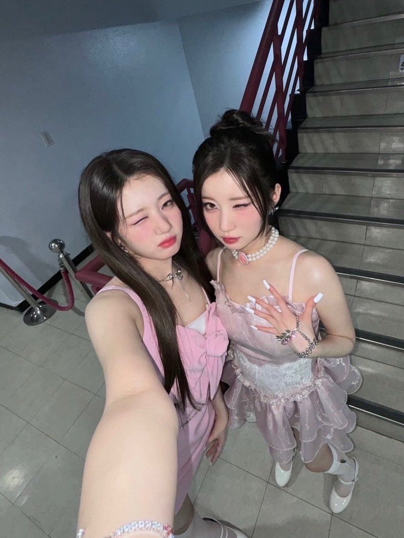 81417bmonya's tweet photo. 아사로라 셀카 계속되길 …💕💕 https://t.co/3mtmyhhux9