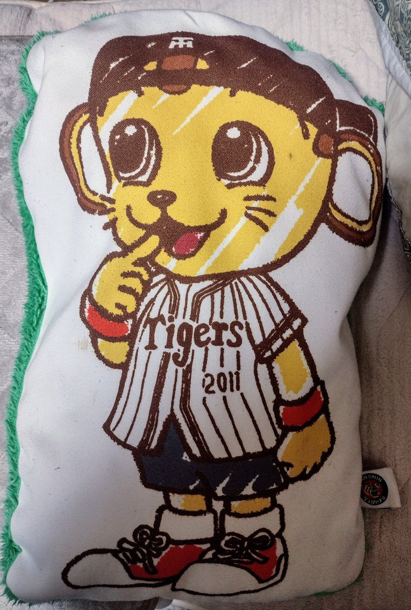 トラッキーのクッションフットウォーマー5500円→1100円になってたので購入したけどでかっ💦コロナ前にユニフォーム変わる時に500円で購入したキー太のクッションはまだ愛用してるよ☺️  トラッキーは昔のレトロなお顔のグッズ復活させてくれたら爆買いしそう。今の ...