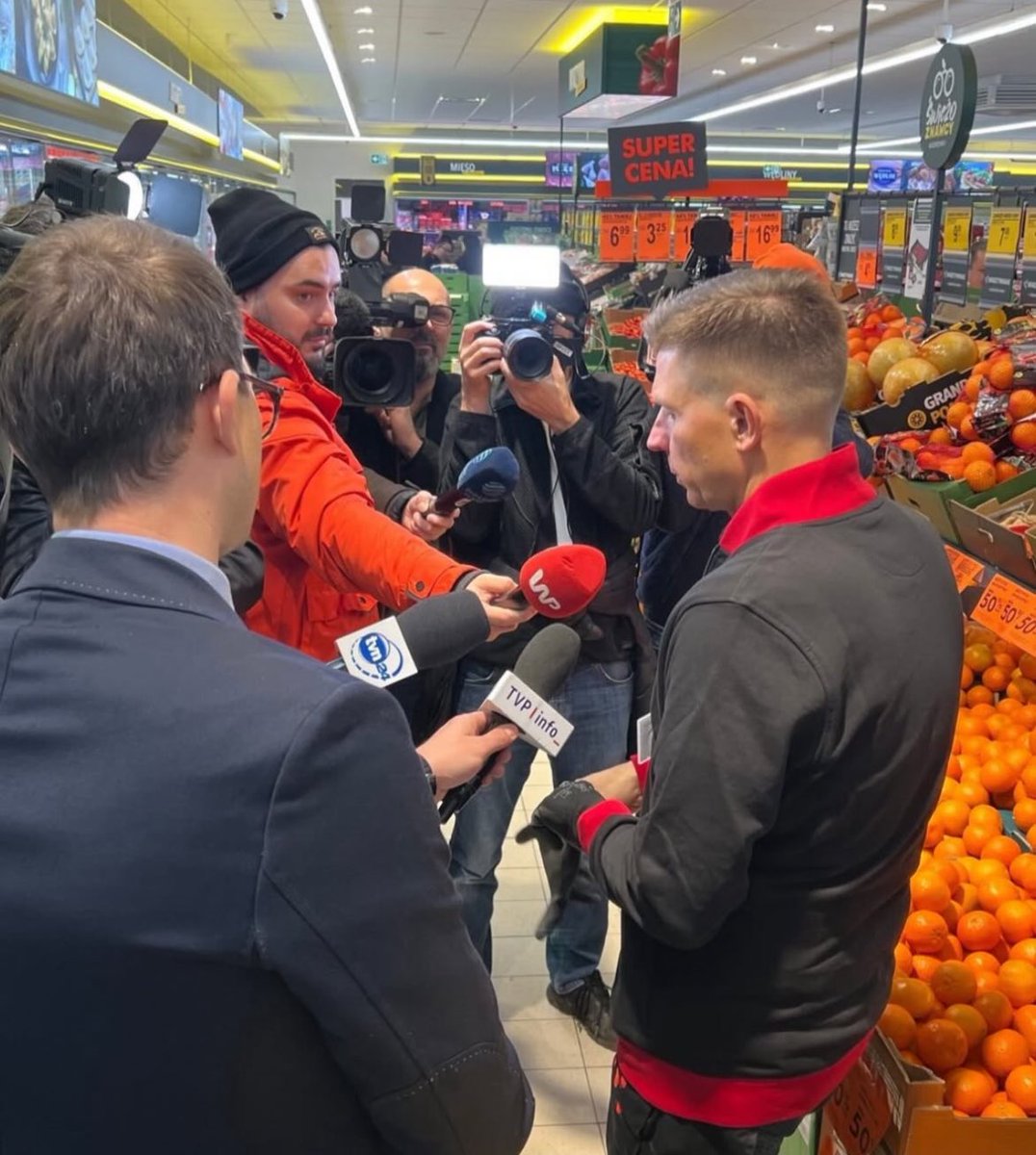 WujaJurek's tweet photo. Ja na wigilii opowiadający, że pomagałem kroić sałatkę jarzynową. https://t.co/reVHOXTYR4