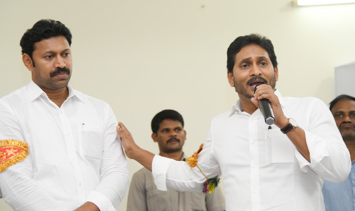 _Ysrkutumbam's tweet photo. Nice Move Anna

ఇడుపులపాయలో కడప కార్పొరేటర్లు, ముఖ్యనేతలతో @ysjagan సమావేశం https://t.co/lyq7YAT7YI
