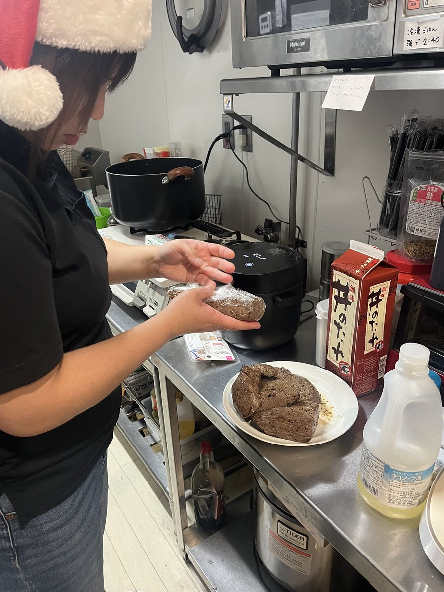nagebastrad2022's tweet photo. 店長が心を込めて作ってくれました！！！
みんな！！！ローストビーフを食べに来るのじゃ！！！ https://t.co/aB1MFFZUZr