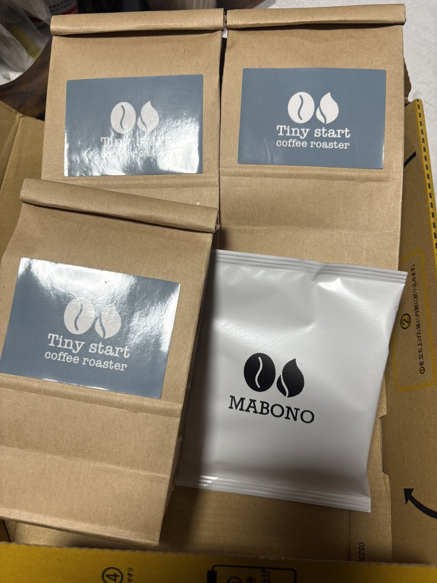 0630407torema's tweet photo. MABONOさんのコーヒー届いた😁もうね、開ける前から香りがすんごいw
ただ1つ問題が…粉が売り切れてたから豆のコーヒー買ったんだけどまさかの家にミルがなかったwあると思ったのに😅
とりあえずミル待ちやな(*´ω`*)
#MABONO
#焙煎マン
#tinystartcoffeeroaster
#量洋はガチ
#鷹の爪
#天導行道 https://t.co/tQNzcc8Xaa