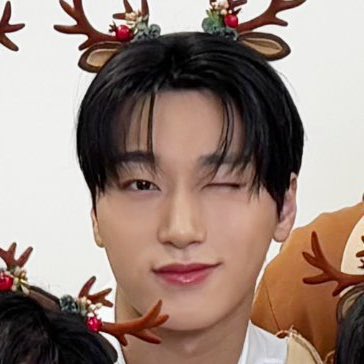 his face is SOOOOO kissable