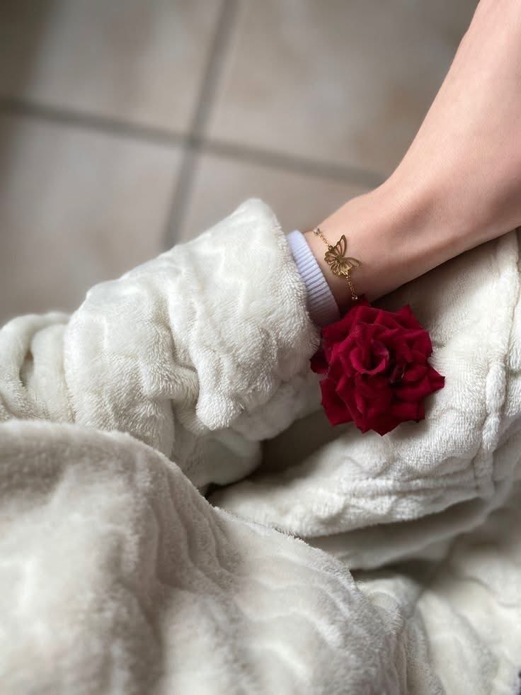 nouralkatebm's tweet image. "لاَ يُوجَدْ حُبْ سَيّء، وَلَكِنْ هُنَاكَ قُلُوبٌ سَيِّئَة لاَ تَسْتَحِقُ الحُب."💔

#nour🧡