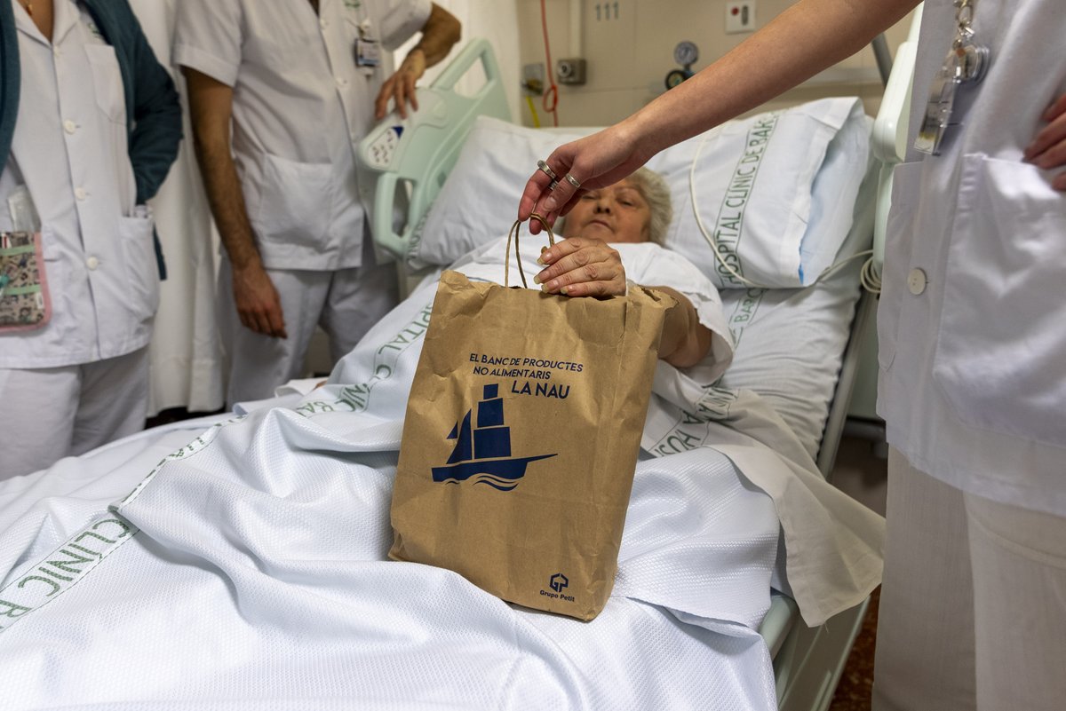 hospitalclinic's tweet photo. 🎄🎄 El #Nadal comença a arribar a les persones ingressades al #CLÍNIC.

🎁 Han rebut un obsequi gràcies al voluntariat d'@AmicsdelCLINIC, el personal de les sales d'hospitalització i a @lanau_org

Bones Festes! 💫 https://t.co/DLyWqVmx1g