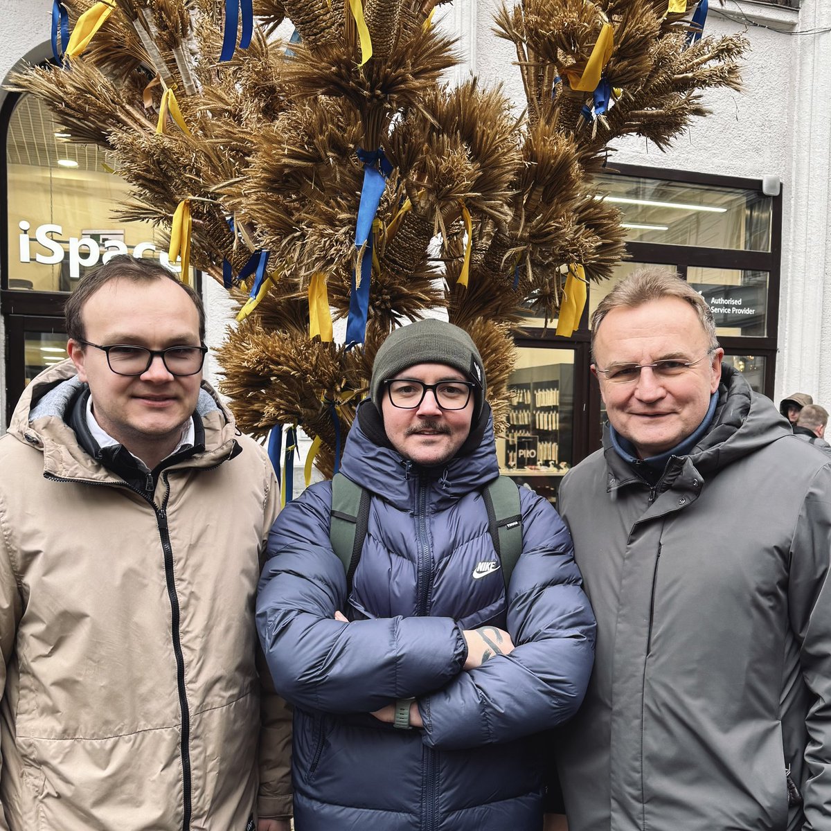 Біля мене стоять два Андрія, які сьогодні встановили Дідуха на головній площі міста, а їх навіть ніхто не привітав 😂
Всім гарного і спокійного Різдва 😇