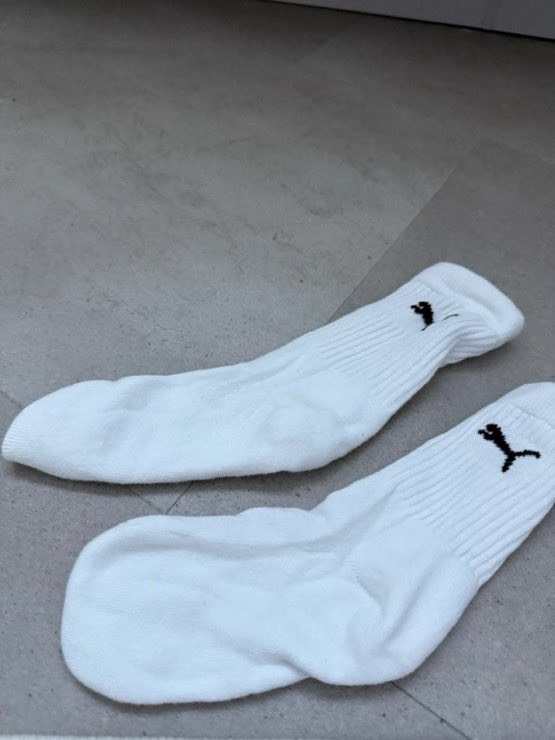 Pimmelotte's tweet photo. Dieses Paar weiße Tennissocken bekomme ich von @HerrinDuftFee gestellt. Nach Anweisung meiner Herrin darf Sie frei entscheiden was ich damit anstellen soll. https://t.co/eEKX6HYoKK