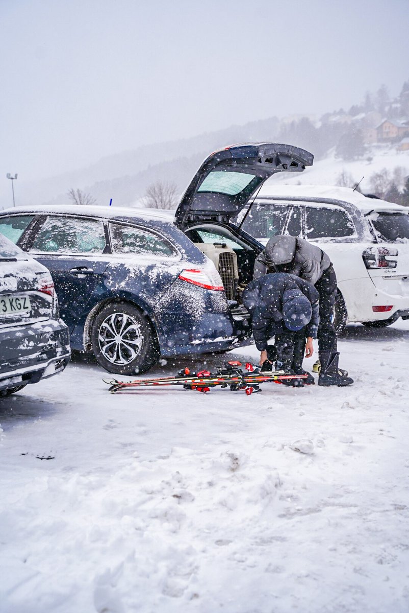 ❄️ Lundi 23 décembre ❄️
Ce matin, tout est recouvert d'une belle couche de neige, tombée pendant la nuit... Et ça continue ! 🌨️ La magie de l'hiver est bien là et Noël se fait sentir dans l'air frais 🎄
