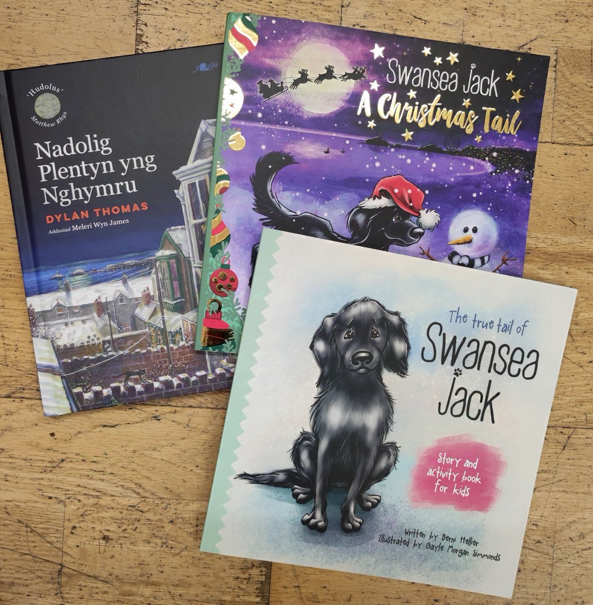 Bore da! 🎄
Cyfle olaf i ddod o hyd i syniadau siopa munud olaf. Rydym ar agor tan 3yh heddiw. Dewch draw i bori!
Nadolig Llawen 🎁

Good morning! 🎄
Last chance to find a last  minute gift. We are open today until 3pm. Call in for a browse and a mince pie! 
Merry Christmas! 🎁