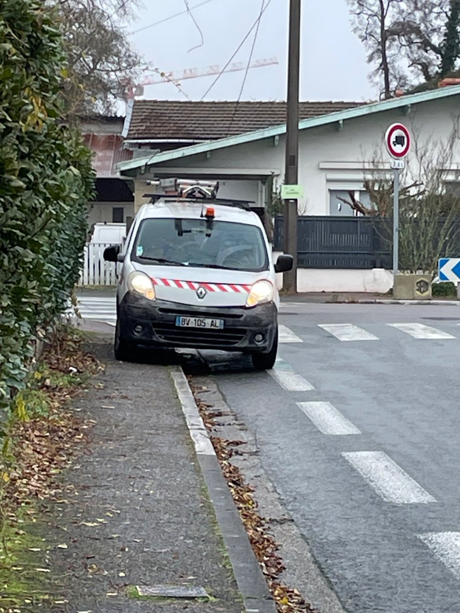 senden182's tweet photo. @merignac Bonjour, j’habite avenue aristide Briand, et je me déplace avec mon fils (poussette). C’est très difficile, encore ce matin au Rue Garies, véhicule de l’entreprise fibre Actelec sur le trottoir alors que parking à côté. Que faites vous contre ces incivilités ? Merci. https://t.co/qKAgQDsDgJ
