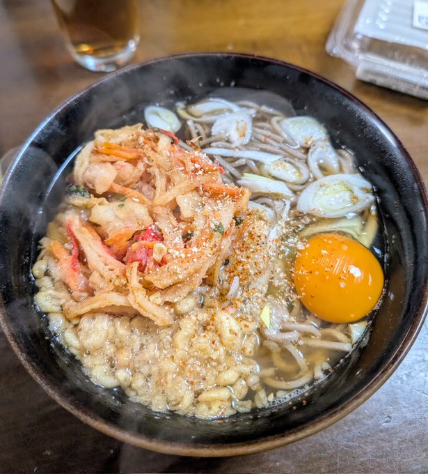 お夜食はクリスマス蕎麦。赤い紅生姜がサンタ色🎅 