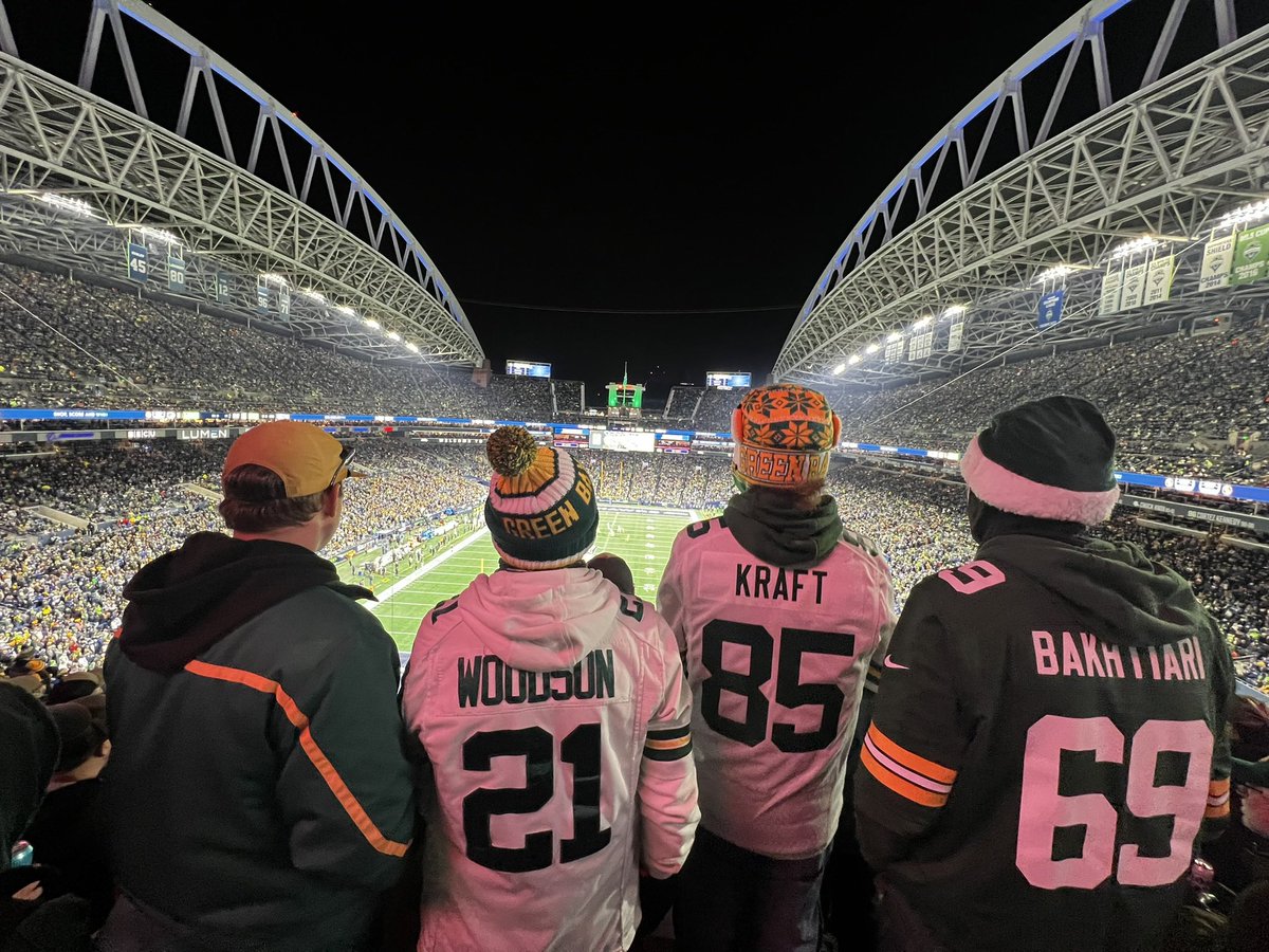 Chrowen8's tweet photo. 8 days. 2 wins. 1 shutout. We’re heading back to the playoffs. @packers https://t.co/jWFVCJTHQq