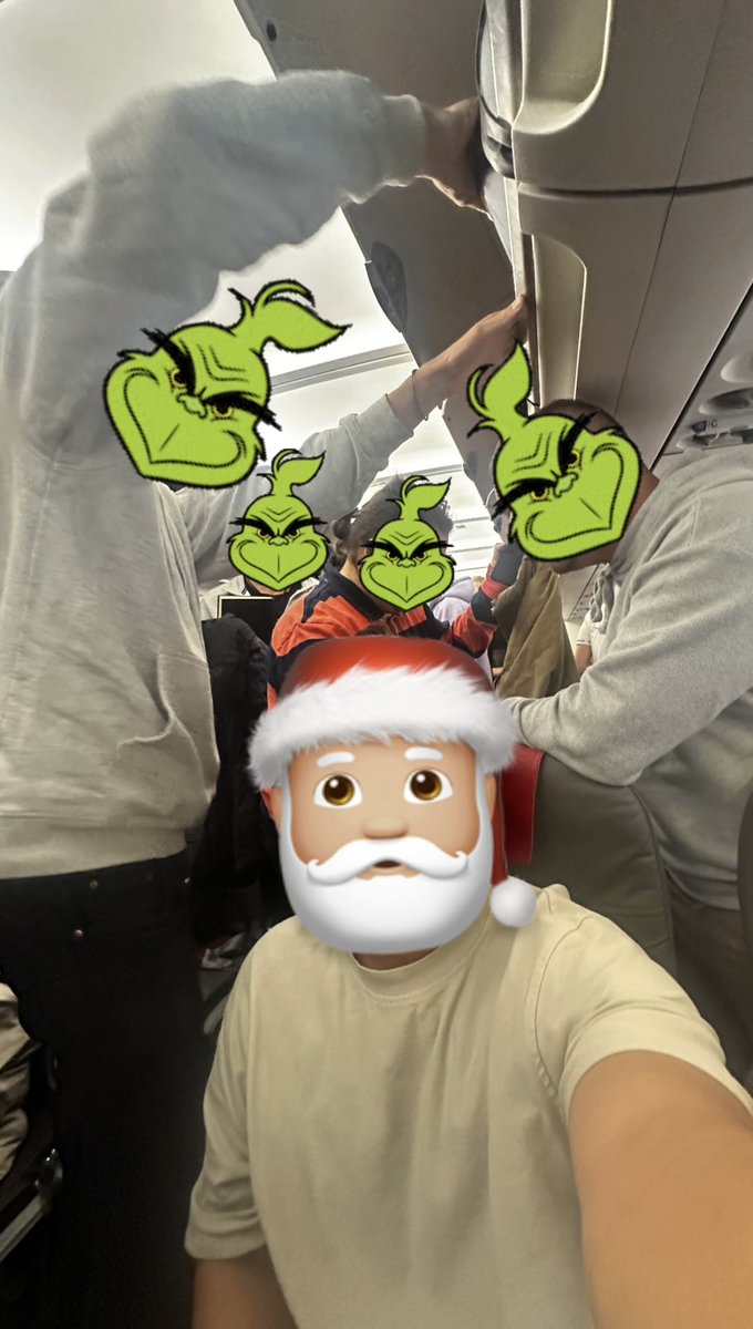 ppl_whenlanding's tweet photo. Stay seated and shoot a selfie 
#MerryChristmas #Christmas https://t.co/4QHx1TzIO4