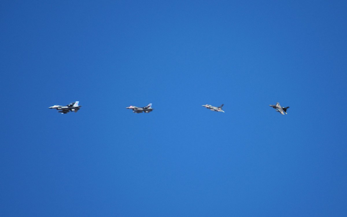 Luego de varios años, por fin logré capturar nuevamente el tradicional sobrevuelo que hace la aviación venezolana sobre algunos estados del territorio nacional. 

La imagen muestra uno de los dos F16 que se exhibieron en el cielo de la ciudad de Mérida (imagen compuesta).

#24Dic