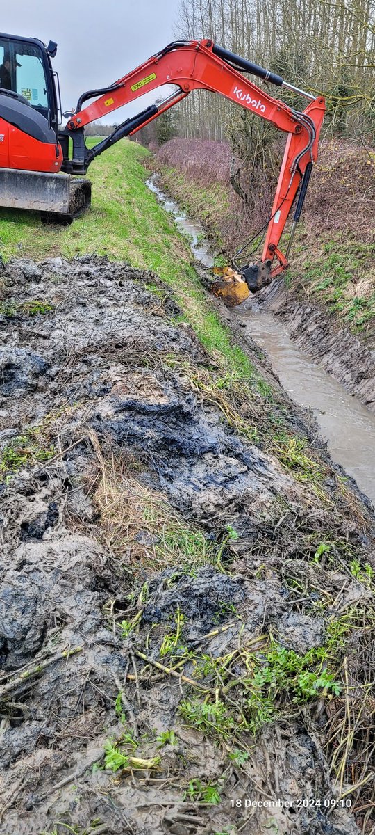 One of the last jobs for 2024,main ditch through the farm. Thanks to local farmer Mathew Dring. Excellent job making time to expose the drains. Happy new year to all.
