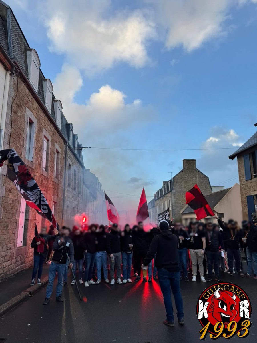 UltrasMadeinFR's tweet photo. ⚽️ Guingamp - Caen (CDF)
📢 Le Kop Rouge à organisé un cortège pour ce dernier match de l’année ! 
📆 Dimanche 22 décembre 2024
📸 @KopRouge93 

#EAGSMC https://t.co/Q7BnAdrzQv