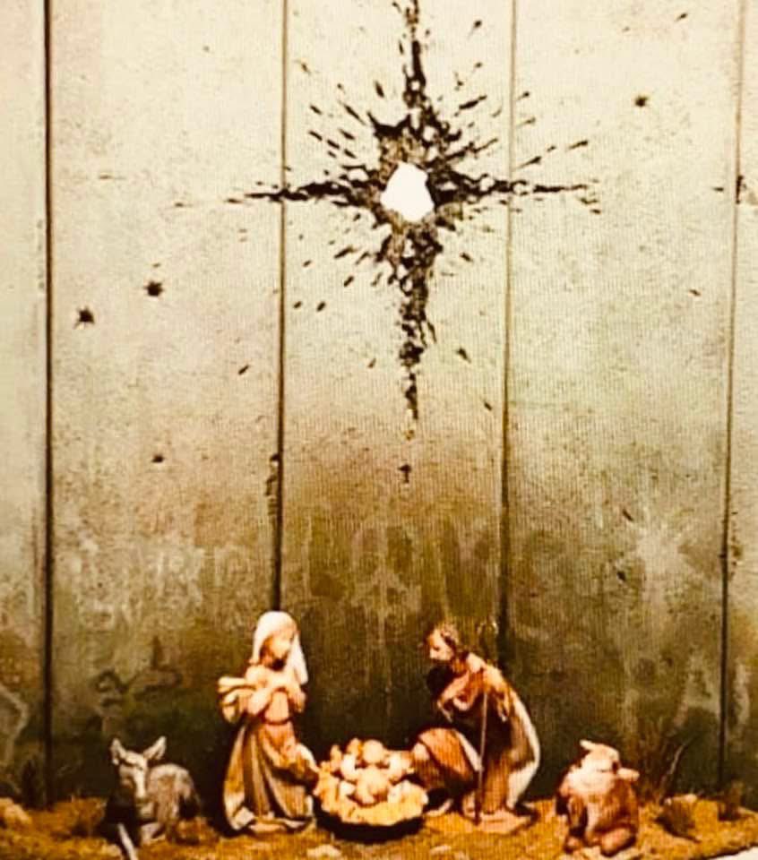 في ليلة الميلاد
نفتّش عن الطفل
نبحث عن ظلّه
لن يولد السنة
خنقوه
في أحشاء أمه
ما أحزن هذه البلاد وهي تنظر إلى نفسها بعد ألفي سنة
من ولادته فيها
ايها الطفل المسافر في أحلامنا
كن عنوان قيامتنا من تحت أنقاض الهزائم
بابنا إلى ميلاد نصنعه بأنفسنا
احمل صليبك واتبعنا