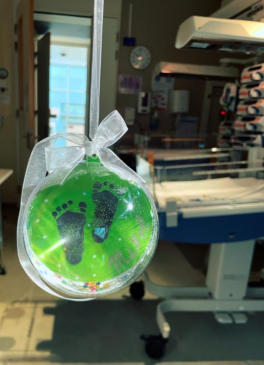 OjodeThot's tweet photo. Decoración personalizada para nuestros pacientes más pequeñitos. En Neonatología del Hospital Gregorio Marañón la enfermería hace cada cuna especial, como especiales son nuestros niños.
¿Adivina qué hay esas bolitas?
Feliz Navidad 🎄 
#SomosElMarañón https://t.co/ozObixjytx
