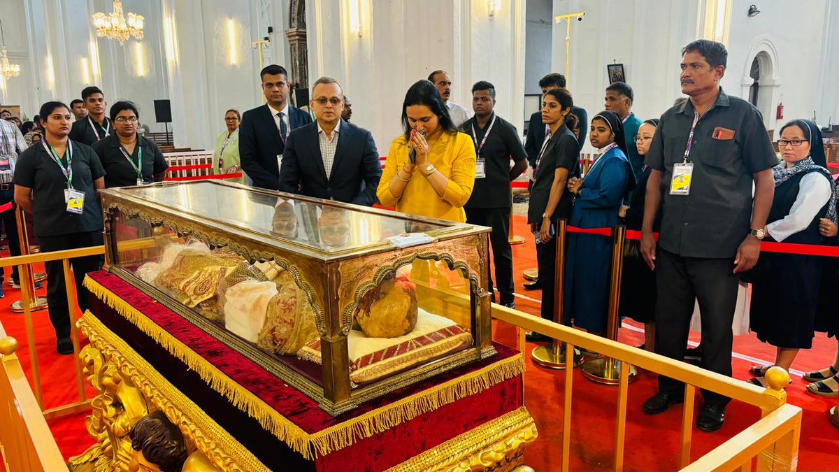 bibidempo's tweet photo. Sought blessings during the 18th Exposition of the Sacred Relics of St. Francis Xavier at Old Goa. Every ten years, the exposition draws devotees from around the world. Was impressed with the meticulous planning and organisation by the Government and the Church authorities. https://t.co/Jj0P4U505N