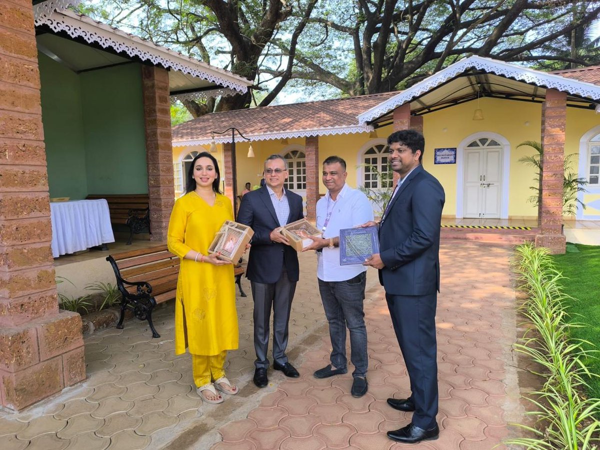 bibidempo's tweet photo. Sought blessings during the 18th Exposition of the Sacred Relics of St. Francis Xavier at Old Goa. Every ten years, the exposition draws devotees from around the world. Was impressed with the meticulous planning and organisation by the Government and the Church authorities. https://t.co/Jj0P4U505N