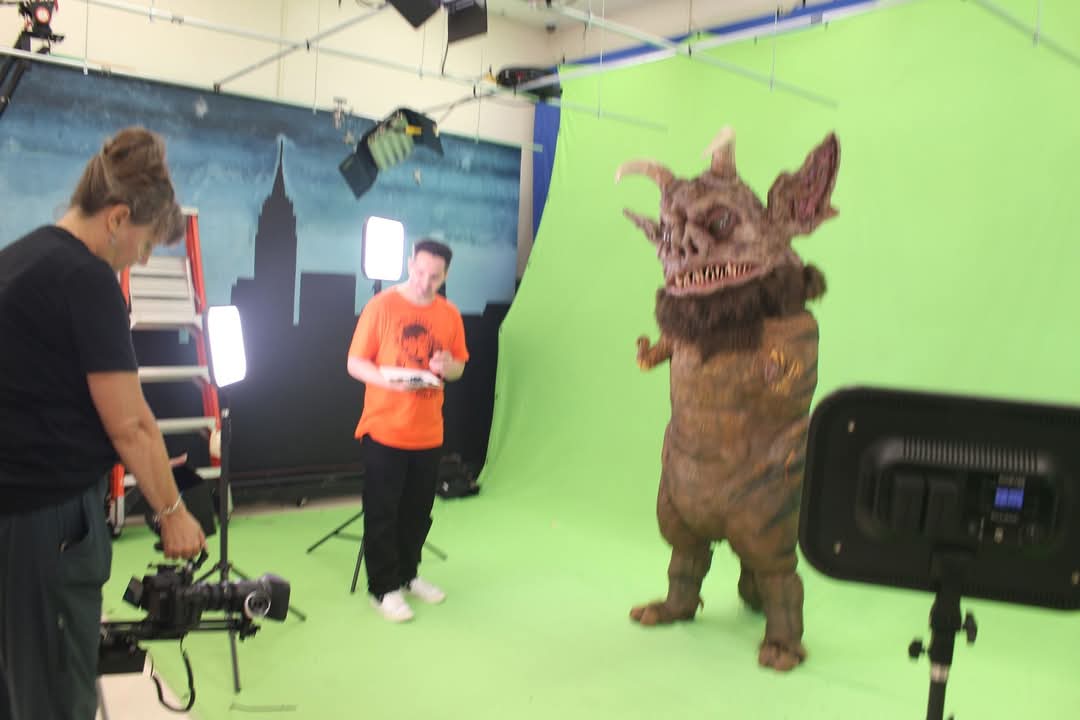 stillnewtwallen's tweet photo. #DidYouKnow  that the body of our #Amityvillepooltoymassacre #Kaiju is a screen used suit from the movie #Carnosaur that we got at auction #MutantFam https://t.co/xZbf8LvD3M
