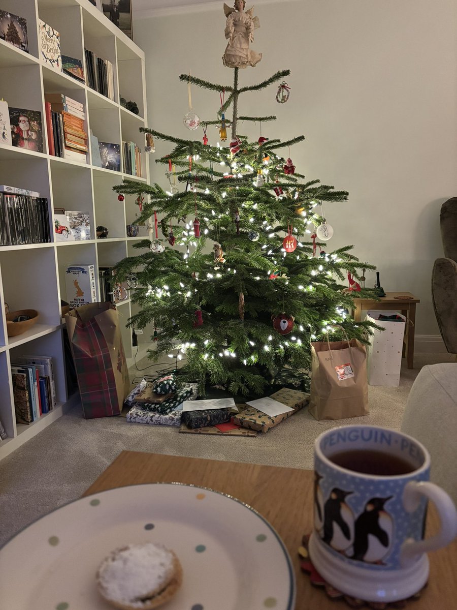 Merry Christmas to all my friends in 🇭🇺🇪🇪🇫🇮 who celebrate today. We’re celebrating Christmas Eve in grey London with tea, mince pies and King’s College carols on the radio (always remembering my dad, who is no doubt humming along “on another shore and in a greater light”) #9LC 🎶