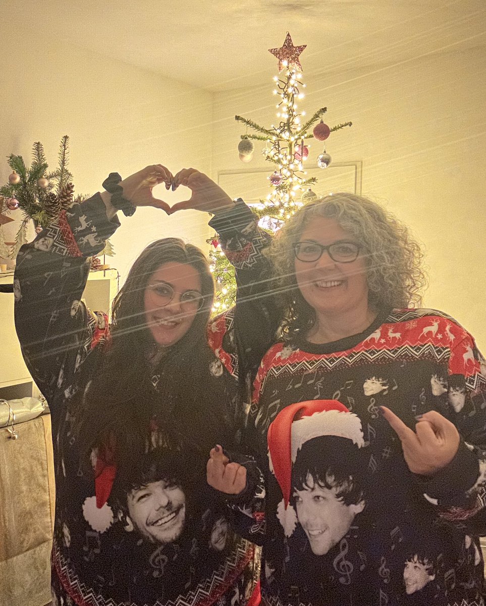 SteffiRenz's tweet photo. #lightsforlouis
#HappyBirthdayLouis
#Louis33
Merry Christmas from @sun_flower28369 and me 🎄✨😘 https://t.co/tQhgQNr863