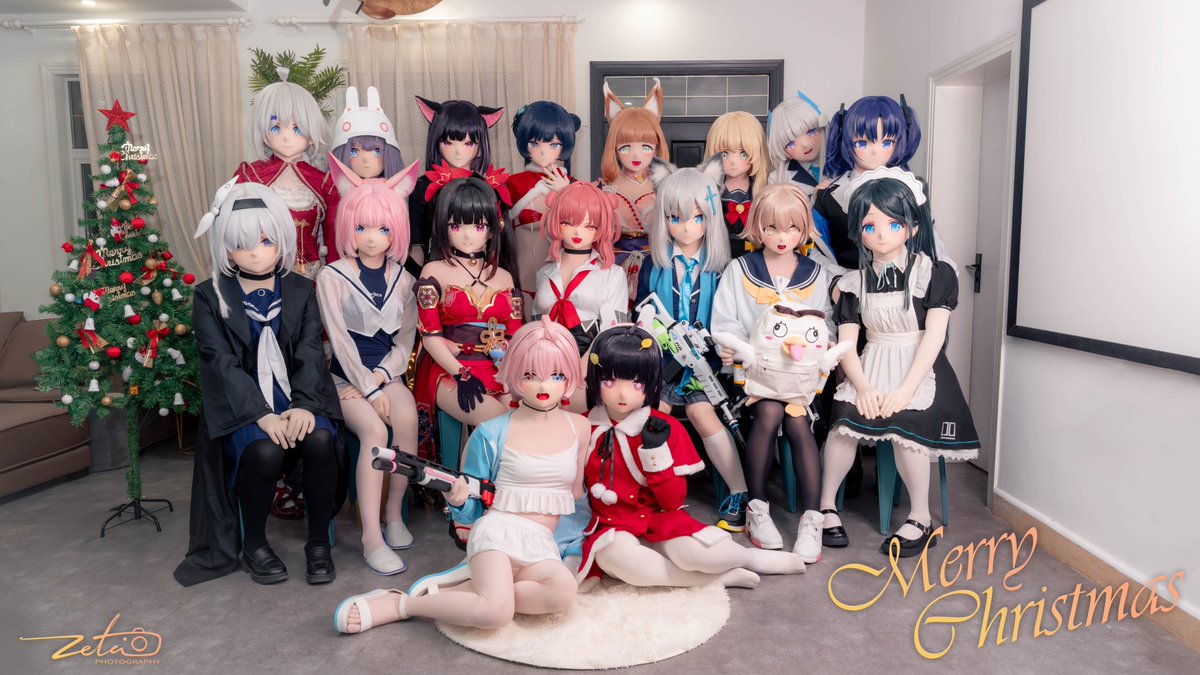 rikka_peach's tweet photo. 第一次变娃参加娃聚，第一次带着大头飞这么远参加，孩子玩得很开心，感谢冰糖大大@DimaSoldatov12 的邀请🥰，各位老师的娃娃都超级好看。也感谢超厉害的摄影@ZETA23875229 @KUTE_image ，给不会摆动作的本人机也拍出了超级好看的照片。期待下次还能和大家一起玩捏～
#Christmas #kigurumi #着ぐるみ https://t.co/xG5Unc2fV1