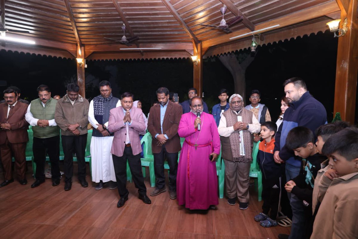 प्रभु यीशु मसीह के जन्मदिन की पूर्व संध्या पर पटना की विभिन्न चर्चों से आए ईसाई समुदाय के प्रबुद्ध लोगों संग क्रिसमस कैरोल मनाया। जिसमें नन्हें मुन्ने बच्चों ने कैरोल गाकर खुशियां मनाई। सभी के साथ विशेष प्रार्थना एवं ईश्वर आगमन के गीत सुन उन्हें क्रिसमस पर्व की बधाई दी।
