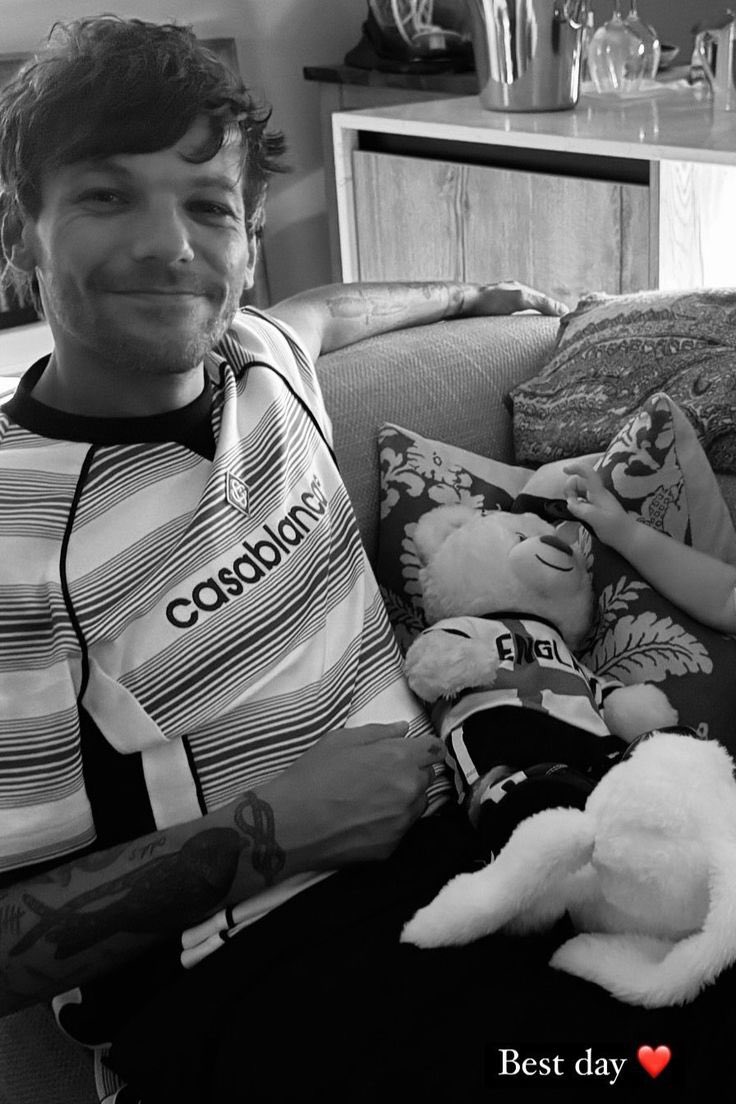 28louislove's tweet photo. happy birthday to my embodiment of sunshine, love & happiness, LOUIS 🥰⭐️! i hope you enjoy your very special day receiving so much joy surrounded by those around you. we love & care for you always and 𝑭𝑶𝑹𝑬𝑽𝑬𝑹 ❤️🔥. i’m so proud of you!
#HappyBirthdayLouis #Louis33 https://t.co/GHkZwOxMdB