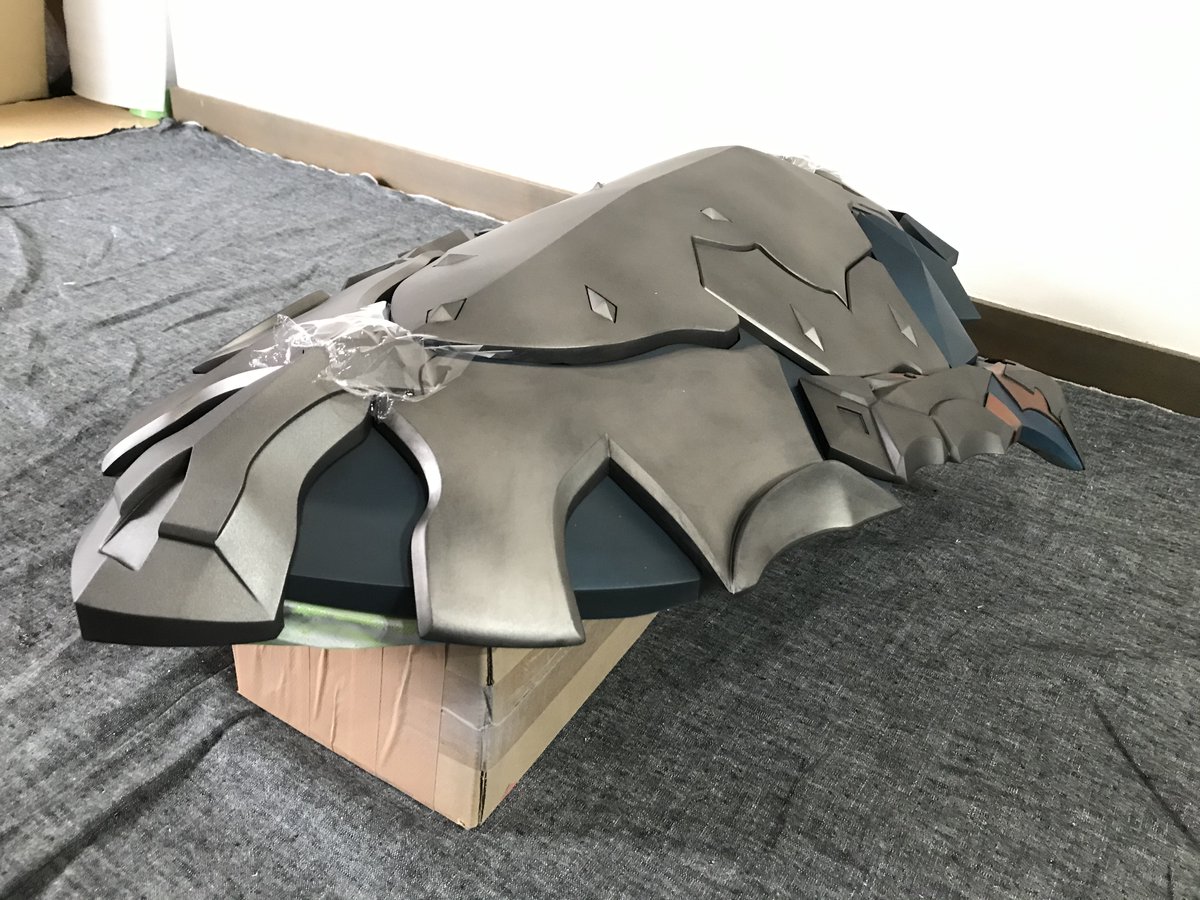 blacksmithG's tweet photo. 【イージスファイター盾】
真正面のパーツの下の穴でケース本体と固定しているので
ケースへ固定してから真正面のパーツを接着するとケースから取り外しできなくなります。
塗装は剣との統一感も考慮しながら進めました。
ケースへ固定してしまうと剣と並べられなくなるので製作中に記念撮影。 https://t.co/UYjsOnm6A2