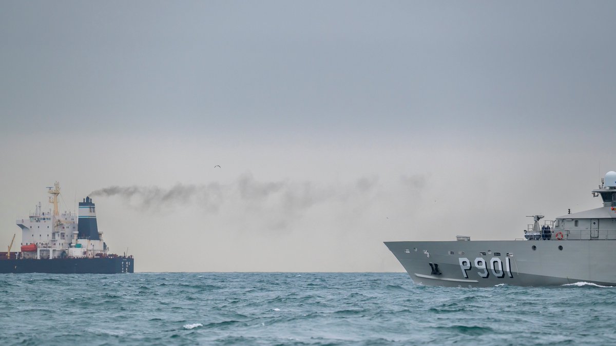 BelgiumDefence's tweet photo. Ce matin, le patrouilleur BNS CASTOR a effectué une mission de surveillance d’un navire non OTAN dans la Zone Économique Exclusive belge. Garantir la sécurité maritime est une mission clé de la Défense. Nos patrouilleurs démontrent chaque jour leur valeur https://t.co/tJvLBhhwyK