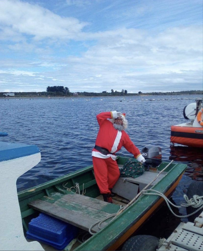 DefendamsChiloe's tweet photo. Un clasicoooooo navideño
Atención islas del archipiélago que el pascuero ya anda recorriendo
AQUÍ NO ES EN TRINEO ES EN BOTE y lancha
😀😀😀😀
✔️✔️✔️
🎄🎅🏼🎁
#navidad #navidad2024 #pascua #pascuero https://t.co/oSYuyp7qEC