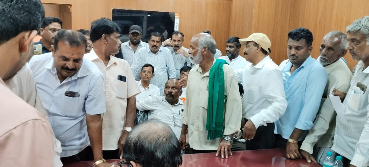 DrCNManjunath's tweet photo. ರಾಮನಗರದ ಜಿಲ್ಲಾ ಪಂಚಾಯಿತಿ ಭವನದಲ್ಲಿರುವ ನನ್ನ ಕಛೇರಿಯಲ್ಲಿ ಸಾರ್ವಜನಿಕರನ್ನು ಭೇಟಿ ಮಾಡಿ ಅವರ ಆಹ್ವಾಲುಗಳನ್ನು ಸ್ವೀಕರಿಸಿ ಅವರ ಕುಂದು ಕೊರತೆಗಳನ್ನು ವಿಚಾರಿಸಿದೆ.
ಸಾಧ್ಯವಾದಷ್ಟು ಸಮಸ್ಯೆಗಳಿಗೆ ಸ್ಥಳದಲ್ಲಿಯೇ ಪರಿಹಾರ ಒದಗಿಸುವ ಕೆಲಸ ಮಾಡಿದೆ.
#MPoffice #Blorerural https://t.co/ftB6zByis4