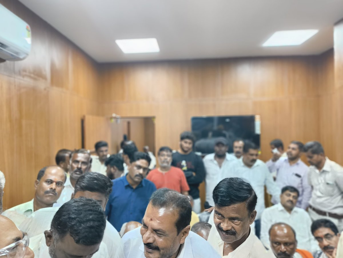 DrCNManjunath's tweet photo. ರಾಮನಗರದ ಜಿಲ್ಲಾ ಪಂಚಾಯಿತಿ ಭವನದಲ್ಲಿರುವ ನನ್ನ ಕಛೇರಿಯಲ್ಲಿ ಸಾರ್ವಜನಿಕರನ್ನು ಭೇಟಿ ಮಾಡಿ ಅವರ ಆಹ್ವಾಲುಗಳನ್ನು ಸ್ವೀಕರಿಸಿ ಅವರ ಕುಂದು ಕೊರತೆಗಳನ್ನು ವಿಚಾರಿಸಿದೆ.
ಸಾಧ್ಯವಾದಷ್ಟು ಸಮಸ್ಯೆಗಳಿಗೆ ಸ್ಥಳದಲ್ಲಿಯೇ ಪರಿಹಾರ ಒದಗಿಸುವ ಕೆಲಸ ಮಾಡಿದೆ.
#MPoffice #Blorerural https://t.co/ftB6zByis4