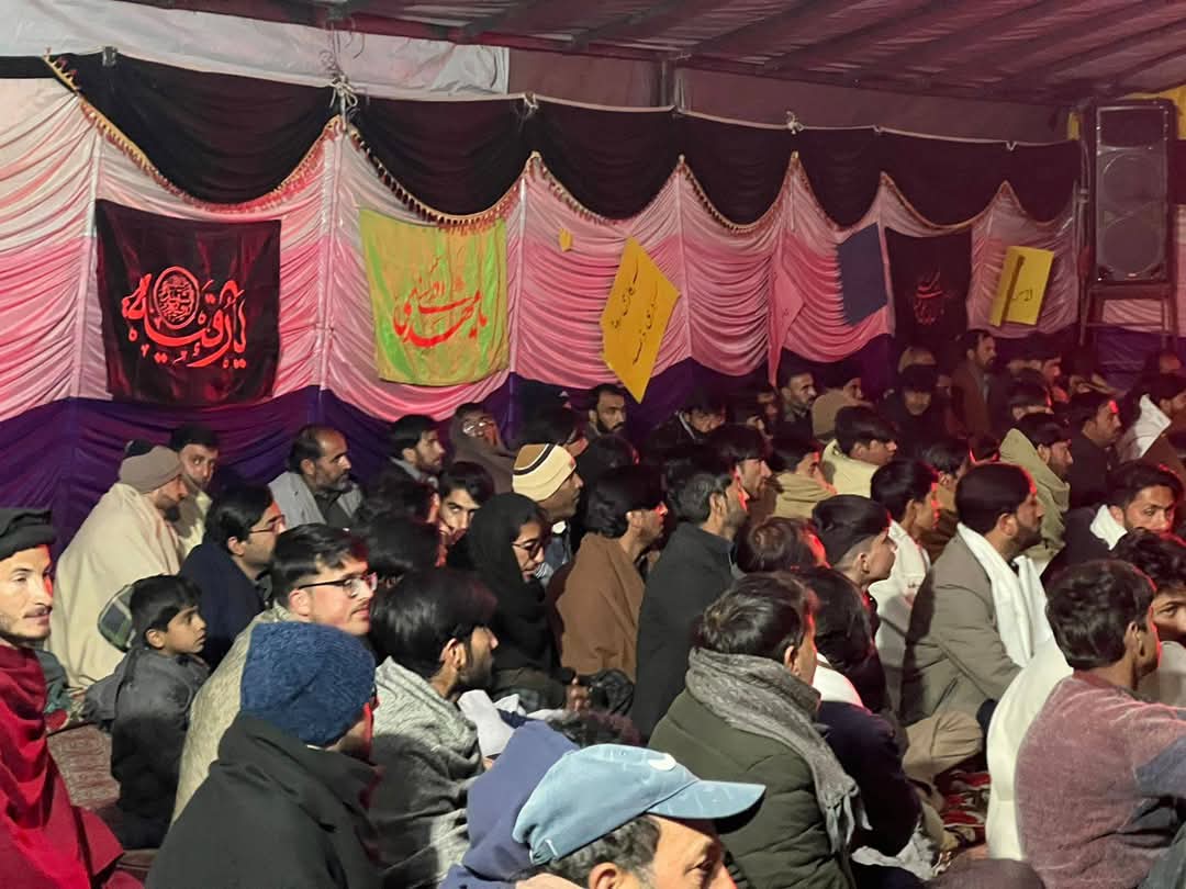JafariaTV1's tweet photo. کربلائے پارہ چنار 
دو شہداء کے جنازے لیے پارہ چنار کے مومنین منفی 7 ڈگری میں دھرنے میں بیٹھے ہوئے 💔
#jafariaTv #Parachinar https://t.co/jCalernWTa