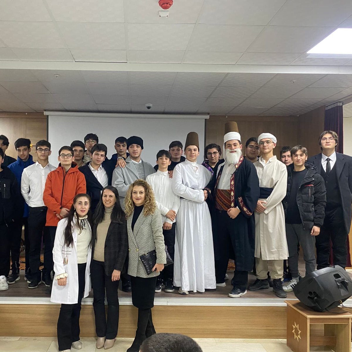 sivasmtal58's tweet photo. Okulumuz konferans salonunda Değerler ve Şiir Tefekkür Kulüplerinin iş birliği ile Hz. Mevlana’yı Anma Programı düzenlenmiştir. Emeği geçen herkese teşekkür ederiz. https://t.co/Em4lYQ7VrS