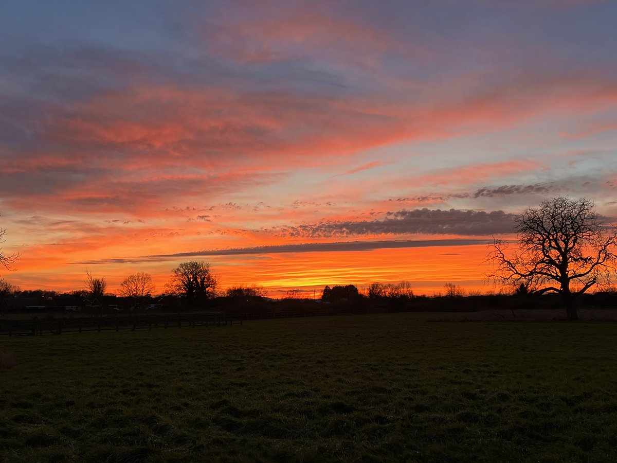 juliadabchick's tweet photo. Stunning sunset this evening in nth Nottinghamshire https://t.co/D4tHVaFbL4