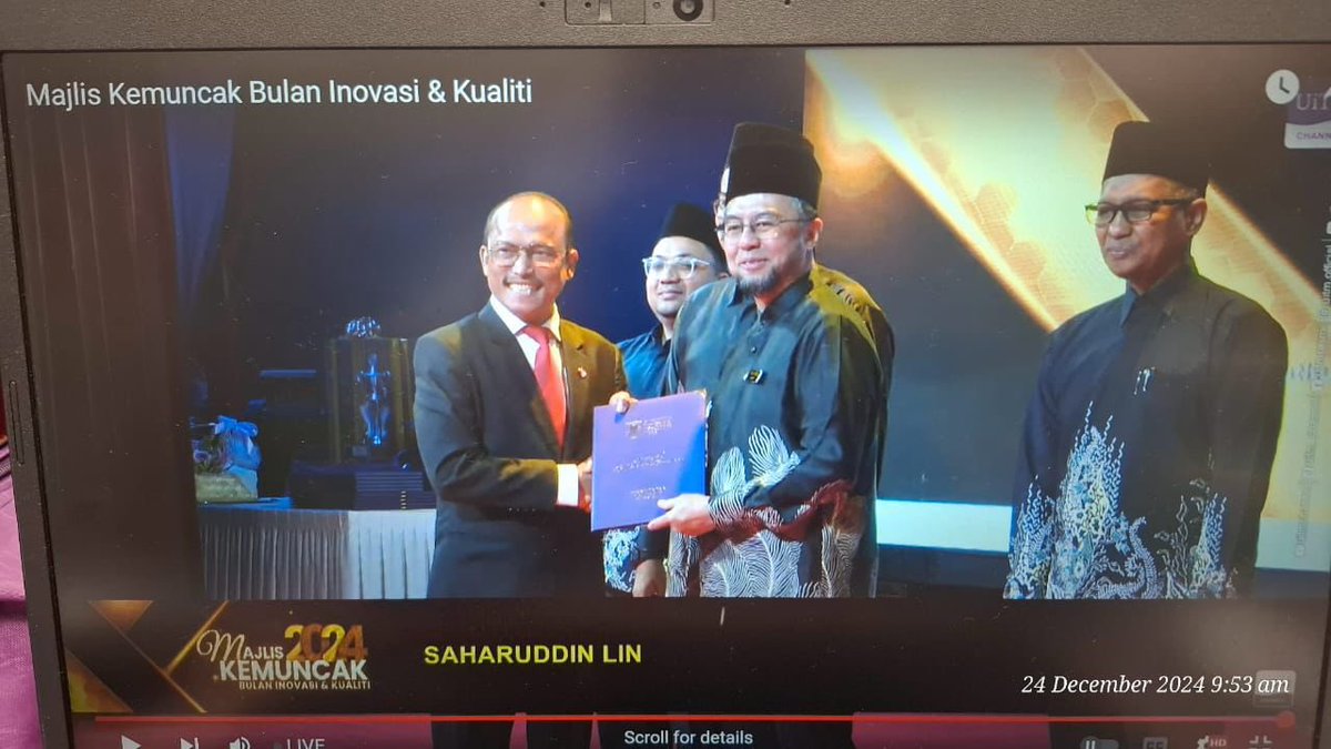 Mitasauitm's tweet photo. Presiden MITASA, Encik Saharuddin Lin telah dikurniakan anugerah Perkhidmatan Cemerlang tahun 2023 di Dewan Agung Tuanku Canselor dan disampaikan oleh Naib Canselor, Profesor Datuk Ts Dr Shahrin Shahib @ Sahibuddin bersempena Majlis Kemuncak Bulan Innovasi dan Kualiti UiTM 2024 https://t.co/JCIDRmZl88