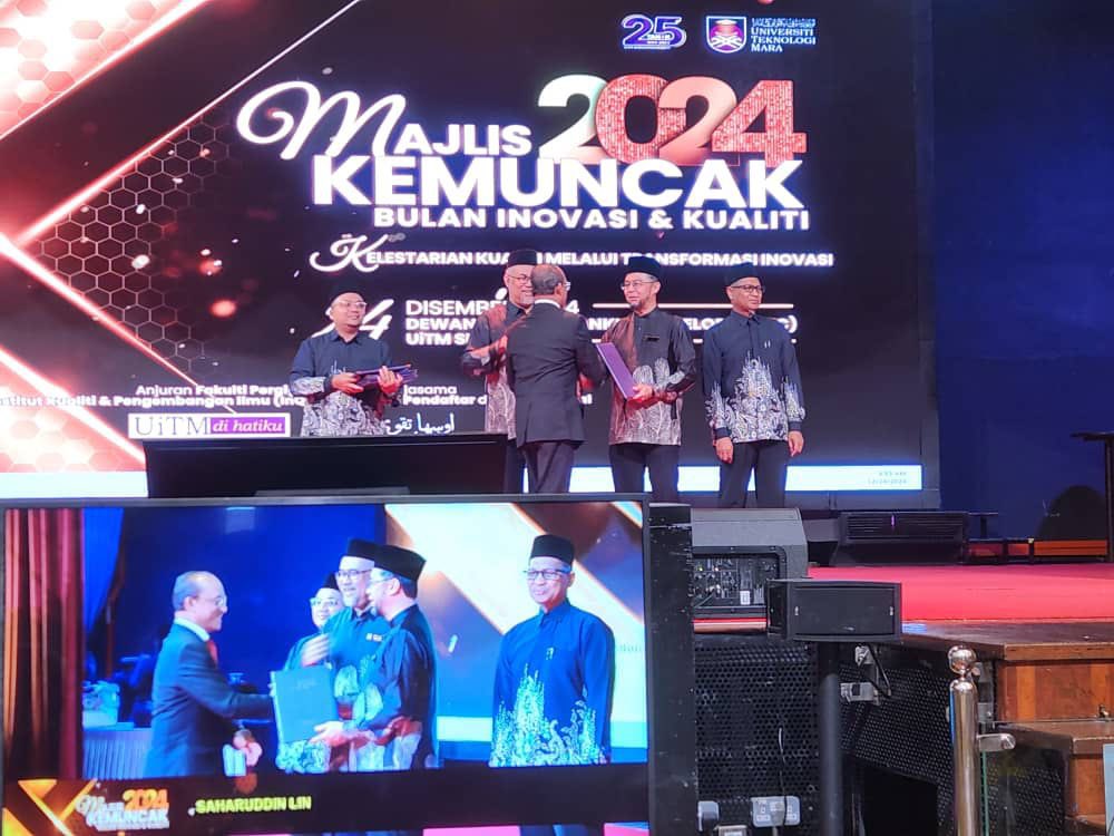Mitasauitm's tweet photo. Presiden MITASA, Encik Saharuddin Lin telah dikurniakan anugerah Perkhidmatan Cemerlang tahun 2023 di Dewan Agung Tuanku Canselor dan disampaikan oleh Naib Canselor, Profesor Datuk Ts Dr Shahrin Shahib @ Sahibuddin bersempena Majlis Kemuncak Bulan Innovasi dan Kualiti UiTM 2024 https://t.co/JCIDRmZl88