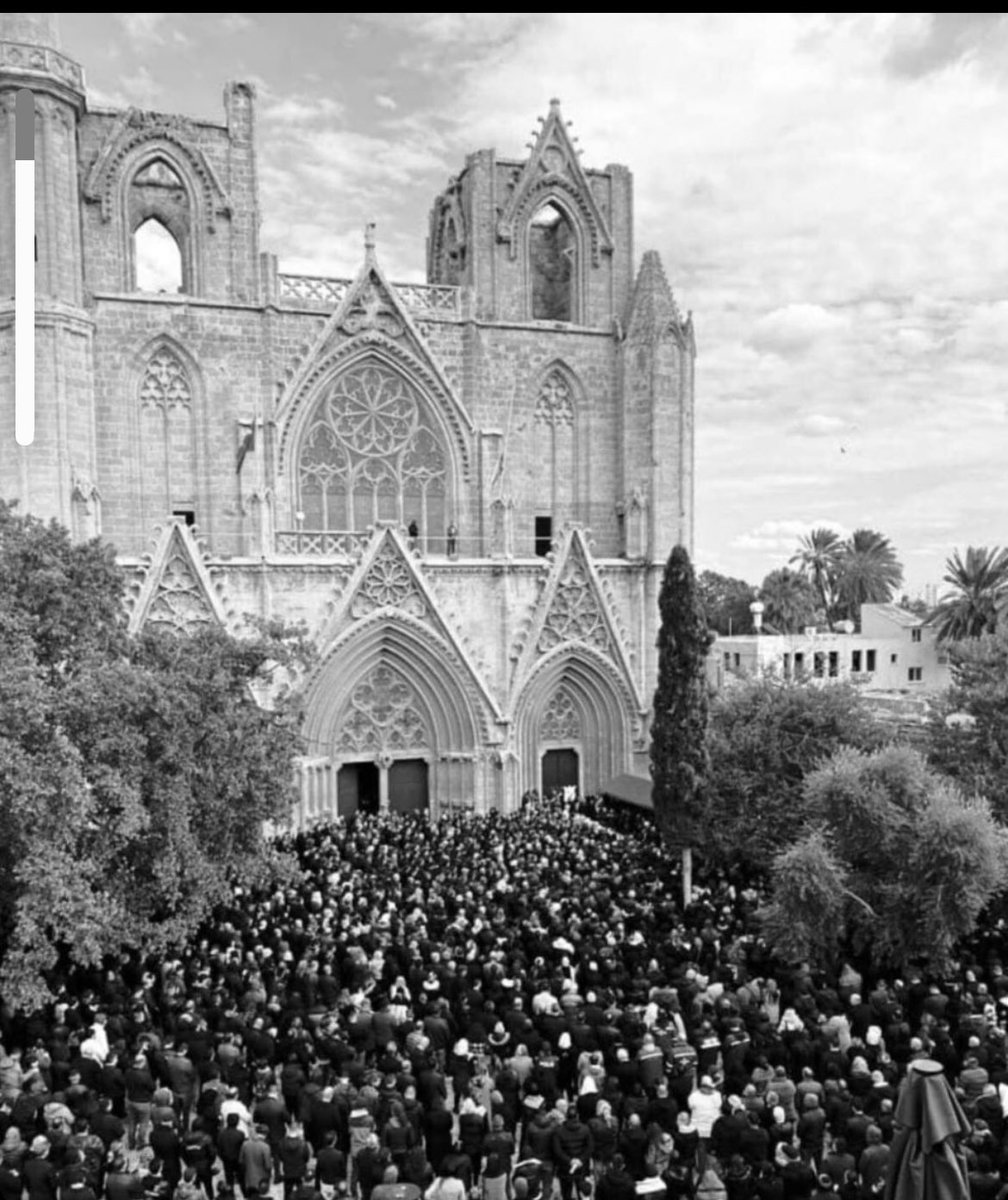 Biz burada günlerce arka arkaya canlarımızın cenazelerini kaldırdık. Hiçbir zaman normal yaşamımıza dönemedik. Hep bir karanlık içindeyiz. Onun için bu gece çıkacak olası kast kararını bekliyoruz. İşte o zaman biraz nefes alacağız. #isiashesapverecek #isiasortakdavamız
