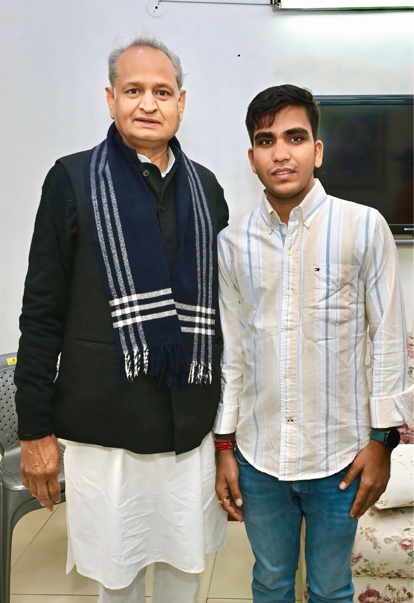 DineshPatel_INC's tweet photo. आज जयपुर में प्रदेश के पूर्व मुख्यमंत्री, आदरणीय श्री अशोक गहलोत जी से पूर्व मंत्री एवं बड़े भाई, श्री @SatveerIYC जी के साथ मुलाकात की। इस दौरान युवा कांग्रेस द्वारा आयोजित “युवा संवाद” कार्यक्रम के संदर्भ में राजीव गांधी युवा मित्रों को बहाल करवाने और बेरोजगारों के मुद्दों पर विस्तार से चर्चा की।

#युवा_मित्रो_को_बहाल_करो #राजीव_गांधी_युवा_मित्र @ashokgehlot51 @UdayBhanuIYC @Allavaru